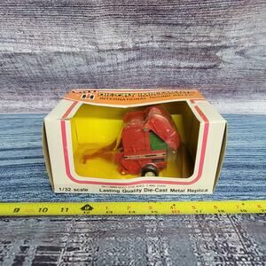 Vtg Ertl 1/32 scale International Harvester 2400 diecast round baler w/bale Red